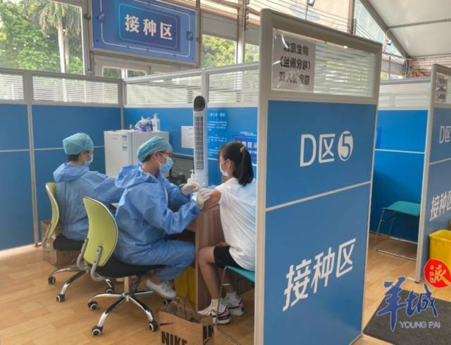 7月28日，15-17岁的学生在天河体育中心接种新冠疫苗 图/张华