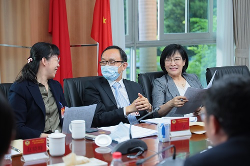 主席团常务主席岳朝阳下组与委员交流