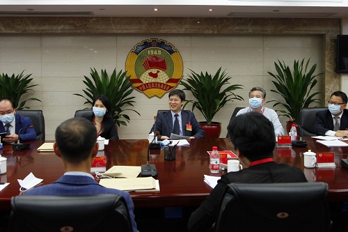 区委常委谢长林下组与委员交流