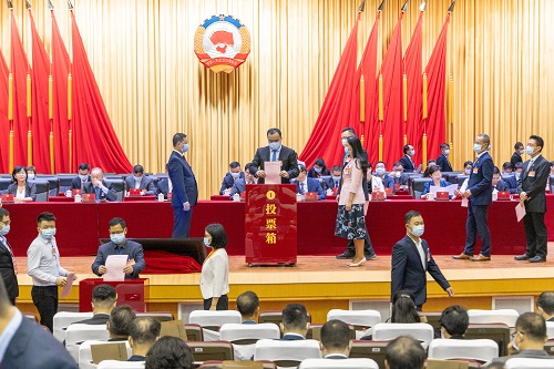 委员在选举大会上投票