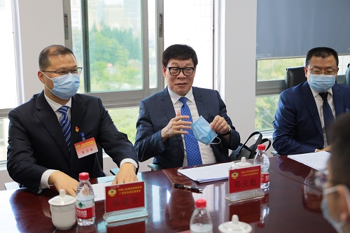 主席团常务主席邓庆彪下组与委员交流