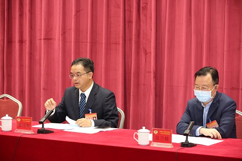 主席团常务主席邵国明、区政协领导吴兰桂下组与委员交流