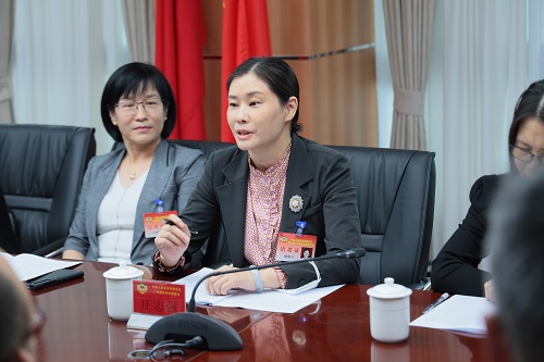 主席团常务主席张海玉下组与委员交流