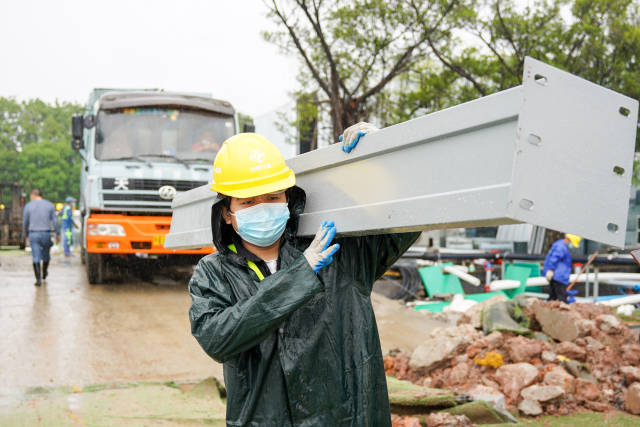 建筑工人冒雨作业