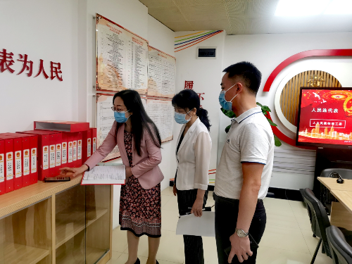 5月11日上午，区人大常委会党组副书记、副主任李笑娟、区人大常委会办公室代表联络科科长余佳颖到凤凰街道人大代表中心联络站和柯木塱片区联络站检查联络站“三化”建设情况。 (3).jpg