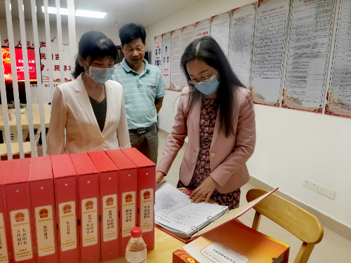 5月11日上午，区人大常委会党组副书记、副主任李笑娟、区人大常委会办公室代表联络科科长余佳颖到凤凰街道人大代表中心联络站和柯木塱片区联络站检查联络站“三化”建设情况。 (1).jpg