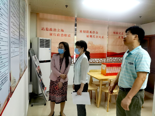 5月11日上午，区人大常委会党组副书记、副主任李笑娟、区人大常委会办公室代表联络科科长余佳颖到凤凰街道人大代表中心联络站和柯木塱片区联络站检查联络站“三化”建设情况。 (4).jpg