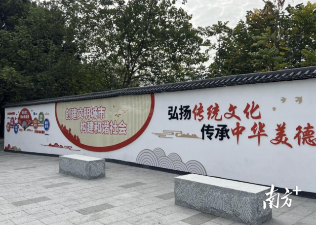 燕岭路口袋公园。