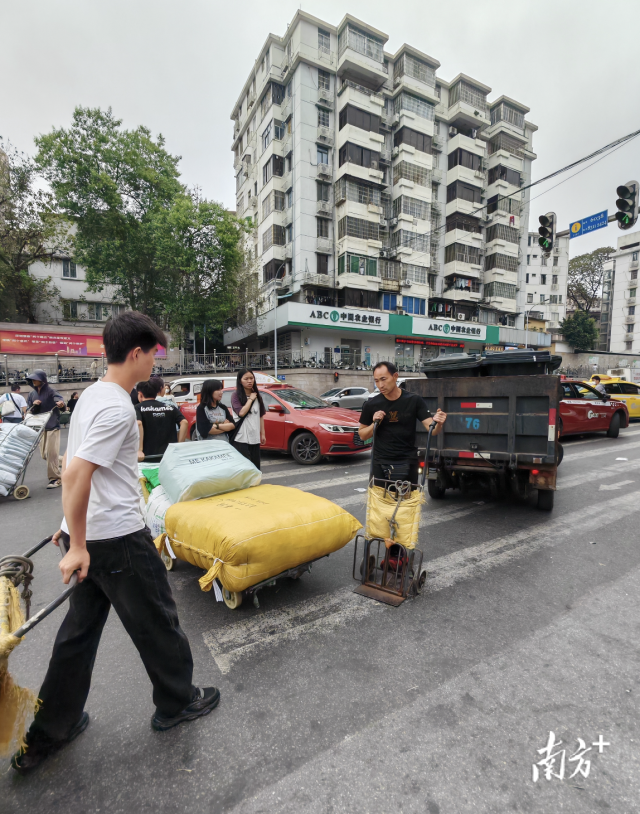 此前，魅力东方路口人车抢道现象。（拍摄：温锦贤）