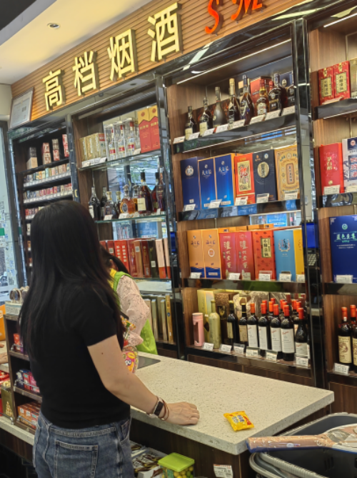 专职监督员走访烟酒特产商店.png
